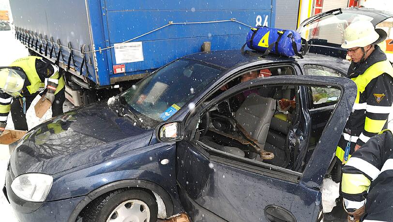 Warum ihr Auto ins Rutschen kam, ist nicht bekannt. Aber klar ist auf jeden Fall: Die beiden jungen Männer in Riem hatten großes Glück. Eine Lkw-Deichsel, die sich von der Beifahrer- bis zur Fahrertür bohrt, klemmt einen zwar ein, aber verletzt beide nur leicht. Warum ihr Auto ins Rutschen kam, ist nicht bekannt. Aber klar ist auf jeden Fall: Die beiden jungen Männer in Riem hatten großes Glück. Eine Lkw-Deichsel, die sich von der Beifahrer- bis zur Fahrertür bohrt, klemmt einen zwar ein, aber verletzt beide nur leicht.
