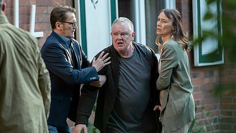 "Morden im Norden: Weil du böse bist": Elsbeth Jensen (Katarina Gaub) und Kommissar Lars Englen (Ingo Naujoks, l.) haben Mühe, Hanno Jensen (Thomas Lawinky, M.) von einer impulsiven Reaktion abzuhalten. "Morden im Norden: Weil du böse bist": Elsbeth Jensen (Katarina Gaub) und Kommissar Lars Englen (Ingo Naujoks, l.) haben Mühe, Hanno Jensen (Thomas Lawinky, M.) von einer impulsiven Reaktion abzuhalten.