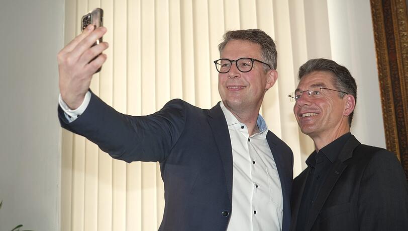 Wissenschaftsminister Markus Blume ist oberster Dienstherr und der erste Fanboy: Ein Selfie mit dem neuen Museumsdirektor. Wissenschaftsminister Markus Blume ist oberster Dienstherr und der erste Fanboy: Ein Selfie mit dem neuen Museumsdirektor.