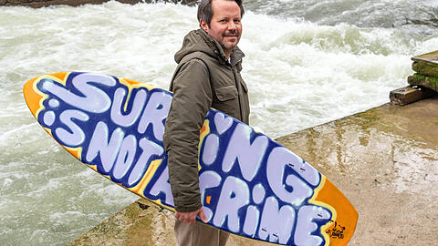Am 1. März gab es eine Demo an der Eisbachwelle: Auch Max vom Surf Club München war dabei, als die Community die Aufhebung des aktuellen Surfverbots und die Wiederherstellung der Surfwelle forderte. Am 1. März gab es eine Demo an der Eisbachwelle: Auch Max vom Surf Club München war dabei, als die Community die Aufhebung des aktuellen Surfverbots und die Wiederherstellung der Surfwelle forderte.