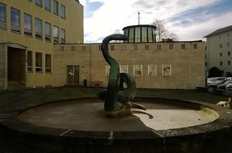 Das darf stehenbleiben: der Schlangenbrunnen vor dem Bibliotheksbau.