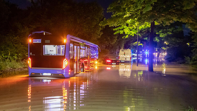 Hier geht nichts mehr: Ein MVG-Bus ist in den Wassermassen stecken geblieben. Hier geht nichts mehr: Ein MVG-Bus ist in den Wassermassen stecken geblieben.