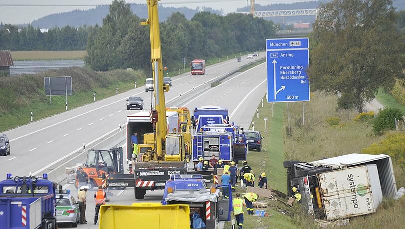 Spektakuläre Bilder: Auf der Autobahn ist ein Lkw umgekippt Spektakuläre Bilder: Auf der Autobahn ist ein Lkw umgekippt