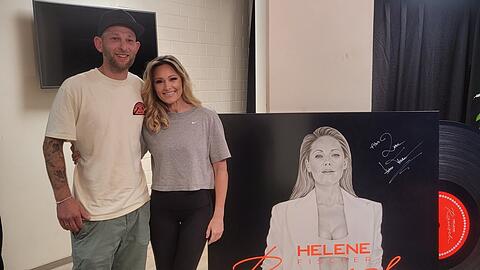 "Schöne Arbeit": Helene Fischer zeigte sich von Sebastian Mevissens Arbeit begeistert und verewigte sich auf dem großen Porträt mit ihrer Unterschrift. "Schöne Arbeit": Helene Fischer zeigte sich von Sebastian Mevissens Arbeit begeistert und verewigte sich auf dem großen Porträt mit ihrer Unterschrift.