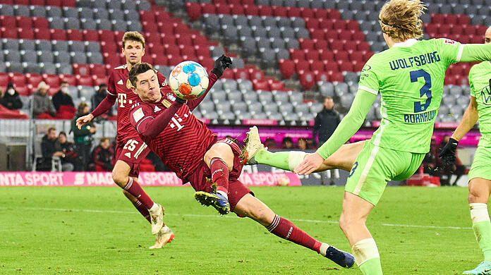 "Das Tor war technisch sehr anspruchsvoll und seiner Jahresleistung angemessen", urteilte Trainer Nagelsmann über den Seitfallzieher von Lewandowski gegen Wolfsburg - sein 43. Treffer im Kalenderjahr.
