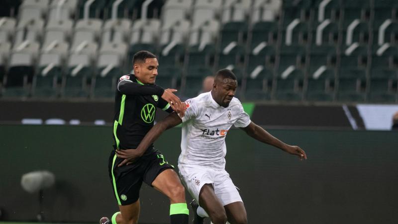 Mönchengladbachs Marcus Thuram (r) im Laufduell mit Wolfsburgs Maxence Lacroix. Mönchengladbachs Marcus Thuram (r) im Laufduell mit Wolfsburgs Maxence Lacroix.