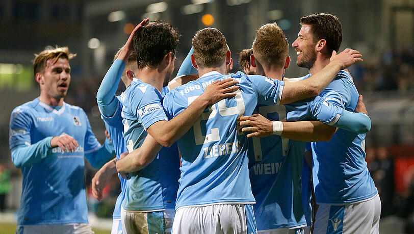 Top in der Regionalliga: Die Löwen jubeln gegen Garching. Top in der Regionalliga: Die Löwen jubeln gegen Garching.