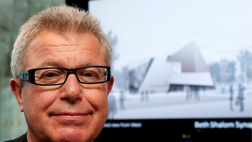 Der US-amerikanische Architekt Daniel Libeskind posiert am Mittwoch (04.05.11) im Juedischen Museum in Muenchen vor einem Monitor, auf dem sein Entwurf einer Synagoge fuer die Juedische Gemeinde Muenchen Beth Shalom e.V zu sehen ist. Der US-amerikanische Architekt Daniel Libeskind posiert am Mittwoch (04.05.11) im Juedischen Museum in Muenchen vor einem Monitor, auf dem sein Entwurf einer Synagoge fuer die Juedische Gemeinde Muenchen Beth Shalom e.V zu sehen ist.