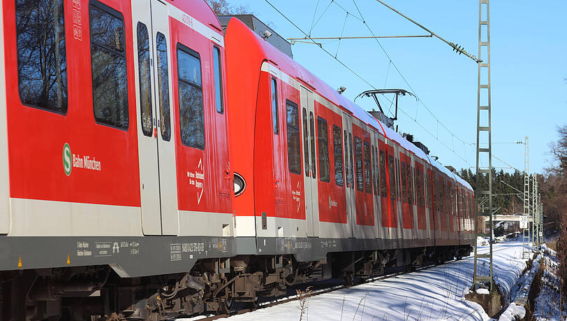 "Seit Betriebsbeginn am frühen Samstagmorgen fährt die DB im Fern-, Regional- und S-Bahnverkehr wieder das normale Fahrplanangebot. Es kann im Tagesablauf noch zu vereinzelten Abweichungen kommen", teilte die Deutsche Bahn am Samstagmorgen mit. "Seit Betriebsbeginn am frühen Samstagmorgen fährt die DB im Fern-, Regional- und S-Bahnverkehr wieder das normale Fahrplanangebot. Es kann im Tagesablauf noch zu vereinzelten Abweichungen kommen", teilte die Deutsche Bahn am Samstagmorgen mit.