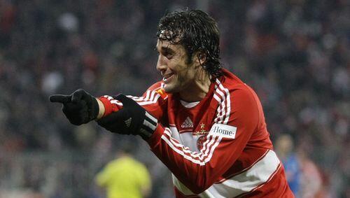 Der Schuss ins Glück: Bayerns italienischer Torjäger Luca Toni sorgte nicht nur für den Siegtreffer gegen Hoffenheim, sondern hinterher auch noch für ein Jubel-Feuerwerk. Der Schuss ins Glück: Bayerns italienischer Torjäger Luca Toni sorgte nicht nur für den Siegtreffer gegen Hoffenheim, sondern hinterher auch noch für ein Jubel-Feuerwerk.