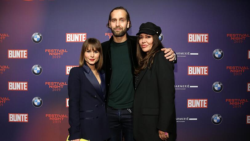 Unter den Gästen in Berlin: Christina Do Rego und Simone Thomalla mit Silvio Heinevetter Unter den Gästen in Berlin: Christina Do Rego und Simone Thomalla mit Silvio Heinevetter