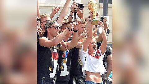 Lukas Podolski (l.) und Helene Fischer bei der Siegesfeier nach dem WM-Triumph 2014 in Berlin. Lukas Podolski (l.) und Helene Fischer bei der Siegesfeier nach dem WM-Triumph 2014 in Berlin.