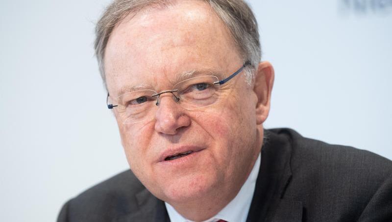 Stephan Weil (SPD), Ministerpräsident von Niedersachsen, will die Autoindustrie mit einer Abwrackprämie stärken. Stephan Weil (SPD), Ministerpräsident von Niedersachsen, will die Autoindustrie mit einer Abwrackprämie stärken.