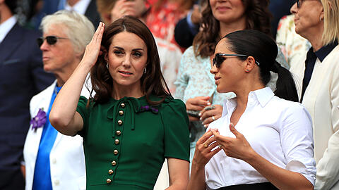 Wimbledon 2019: Prinzessin Kate und Herzogin Meghan erschienen gemeinsam. Doch offenbar herrschte schon damals eisige Stimmung. Wimbledon 2019: Prinzessin Kate und Herzogin Meghan erschienen gemeinsam. Doch offenbar herrschte schon damals eisige Stimmung.