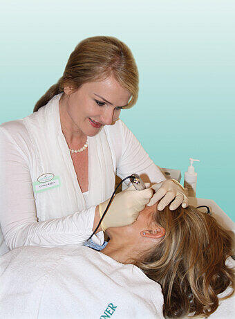 Corinna Kuffner bei der Anti-Aging-Pigmentierung Corinna Kuffner bei der Anti-Aging-Pigmentierung