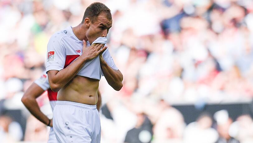 Ex-Bayern-Spieler Holger Badstuber steht auf dem Platz. Ex-Bayern-Spieler Holger Badstuber steht auf dem Platz.