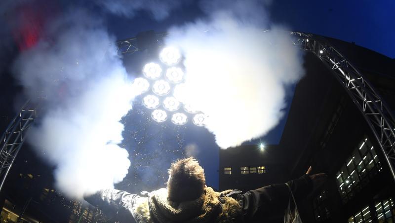 Tobias Manhart steht unter einer künstlerischen Lichtinstallation - einer Lichtdusche gegen den Winterblues. Foto: Felix Hörhager Tobias Manhart steht unter einer künstlerischen Lichtinstallation - einer Lichtdusche gegen den Winterblues. Foto: Felix Hörhager
