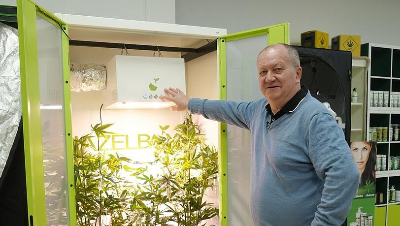 Wenzel Vaclav Cerveny bei der Eröffnung seiner "Natur Erlebnis-Welt". Er steht neben der Hazelbox Snitch, entwickelt von Philipp Frost. Darin kann man das Wachstum von Hanfpflanzen beschleunigen, durch perfekte Licht- und Abluftverhältnisse. Kosten: ab 1700 Euro. Auch Cerveny möchte solche Boxen in seinem Cannabis-Club aufstellen. Wenzel Vaclav Cerveny bei der Eröffnung seiner "Natur Erlebnis-Welt". Er steht neben der Hazelbox Snitch, entwickelt von Philipp Frost. Darin kann man das Wachstum von Hanfpflanzen beschleunigen, durch perfekte Licht- und Abluftverhältnisse. Kosten: ab 1700 Euro. Auch Cerveny möchte solche Boxen in seinem Cannabis-Club aufstellen.