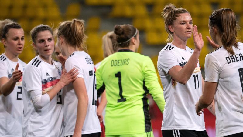 Deutschlands Spielerinnen klatschen sich nach dem 2:0-Sieg ab. Deutschlands Spielerinnen klatschen sich nach dem 2:0-Sieg ab.