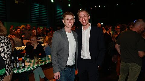 Der Grüne OB-Kandidat Dominik Krause und sein Verlobter Sebastian Müller strahlen bei der Wahlparty in der Muffathalle am Sonntagabend förmlich um die Wette. Der Grüne OB-Kandidat Dominik Krause und sein Verlobter Sebastian Müller strahlen bei der Wahlparty in der Muffathalle am Sonntagabend förmlich um die Wette.