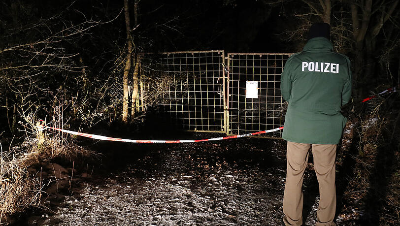 Die toten Teenager waren in einer Gartenlaube erstickt. Die toten Teenager waren in einer Gartenlaube erstickt.
