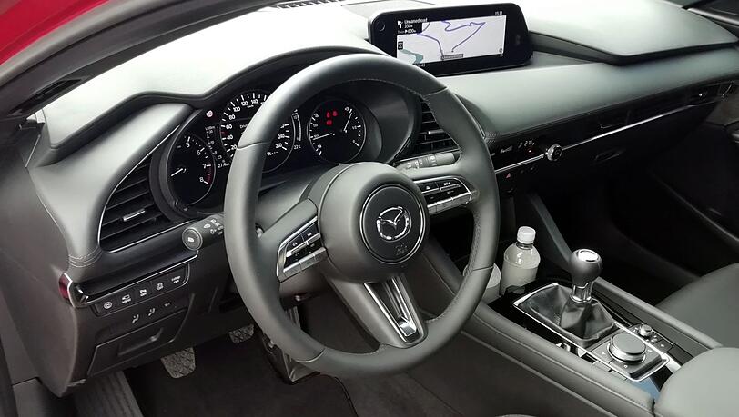 Klare Sache, einfache Bedienung: das Armaturenbrett des neuen Mazda3. Klare Sache, einfache Bedienung: das Armaturenbrett des neuen Mazda3.