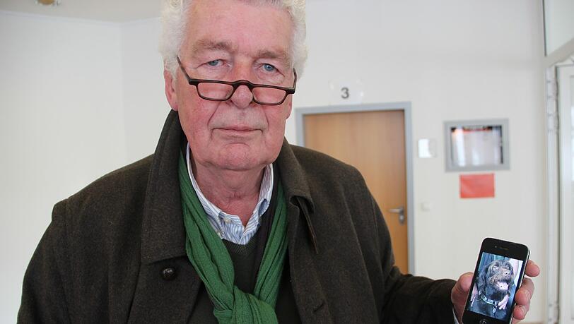 Vor der Verhandlung: Wolfgang S. präsentiert ein Bild von Fiete. Vor der Verhandlung: Wolfgang S. präsentiert ein Bild von Fiete.