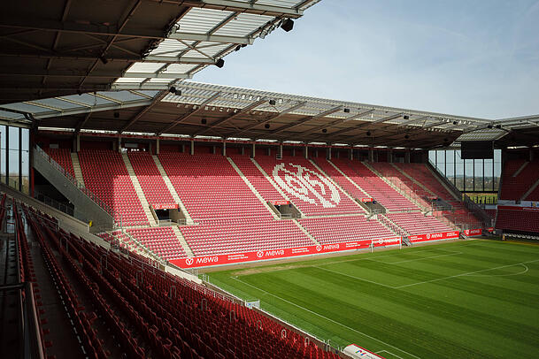Soll einem Sandplatz gleichen: Die Mewa-Arena von Mainz 05. Soll einem Sandplatz gleichen: Die Mewa-Arena von Mainz 05.