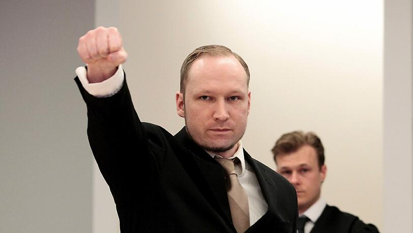 Anders Breivik im April 2012
bei seiner Gerichtsverhandlung
in Oslo. Er zeigt während des
ganzen Verfahrens keine Reue. Anders Breivik im April 2012
bei seiner Gerichtsverhandlung
in Oslo. Er zeigt während des
ganzen Verfahrens keine Reue.