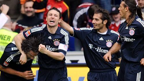 Kapitän Van Bommel, Hamit Altintop und Demichelis beim kollektiven Jubel: Die Bayern sind wieder enger zusammengerückt. Kapitän Van Bommel, Hamit Altintop und Demichelis beim kollektiven Jubel: Die Bayern sind wieder enger zusammengerückt.