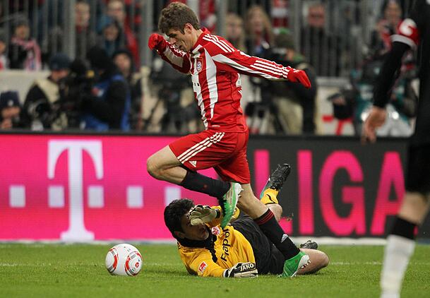 Bald in einem Klub? Thomas Müller und Oka Nikolov könnten beim LAFC gemeinsam arbeiten, nachdem sie sich in der Bundesliga zwischen 2009 und 2013 insgesamt fünfmal auf dem Platz gegenüberstanden (Archivbild vom 27.11.2010). Bald in einem Klub? Thomas Müller und Oka Nikolov könnten beim LAFC gemeinsam arbeiten, nachdem sie sich in der Bundesliga zwischen 2009 und 2013 insgesamt fünfmal auf dem Platz gegenüberstanden (Archivbild vom 27.11.2010).