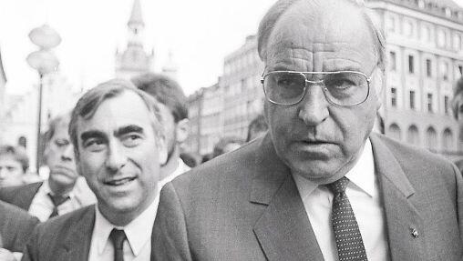 Gemeinsam auf Stimmenfang: Theo Waigel (l.) und Helmut Kohl 1989 auf dem Marienplatz bei einer Kundgebung zu den Europawahlen. Gemeinsam auf Stimmenfang: Theo Waigel (l.) und Helmut Kohl 1989 auf dem Marienplatz bei einer Kundgebung zu den Europawahlen.