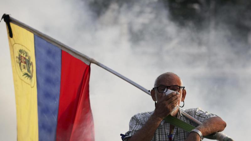 Demonstrant mit venezolanischer Flagge auf der Straßen von Caracas. Die USA und Russland suchen das Gespräch bezüglich Venezuela. Demonstrant mit venezolanischer Flagge auf der Straßen von Caracas. Die USA und Russland suchen das Gespräch bezüglich Venezuela.