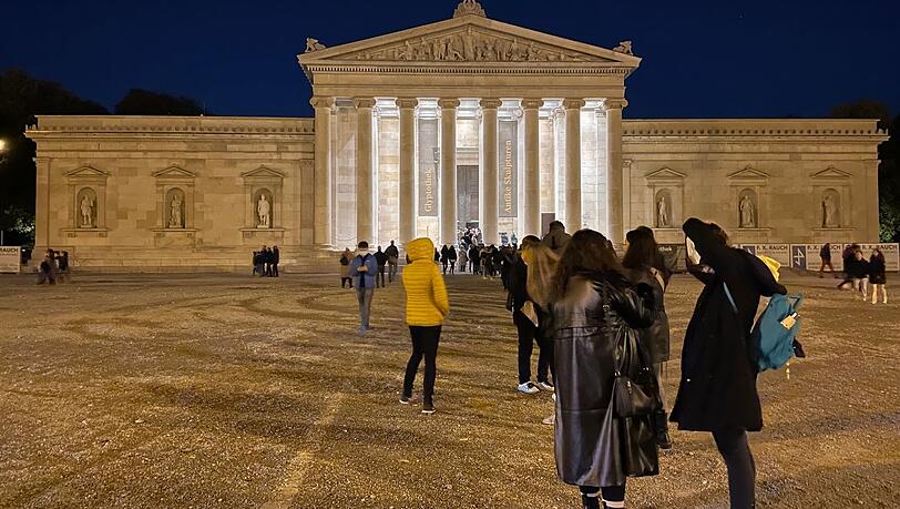 Da kann es schon mal zu Schlangen kommen: Bei der Museumsnacht 2022 erwartet die Münchner Kultur GmbH rund 25.000 Menschen. Da kann es schon mal zu Schlangen kommen: Bei der Museumsnacht 2022 erwartet die Münchner Kultur GmbH rund 25.000 Menschen.