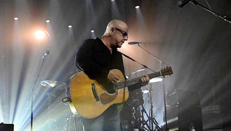 Pixies-Sänger und Gitarrist Frank Black, auch Black Francis genannt, spielt auf der Bühne der Münchner Tonhalle. Pixies-Sänger und Gitarrist Frank Black, auch Black Francis genannt, spielt auf der Bühne der Münchner Tonhalle.
