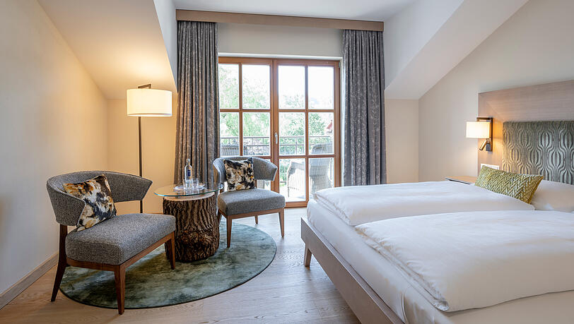 Gemütlich und modern – Naturgenusszimmer mit Balkon, buchbar ab 143,50 Euro pro Person und Nacht inklusive Frühstück, Nachmittagsmahlzeit, 4-Gang-Menü am Abend und vieles mehr wie die aktivCARD Bayerischer Wald (130 kostenfreie Aktivitäten). Gemütlich und modern – Naturgenusszimmer mit Balkon, buchbar ab 143,50 Euro pro Person und Nacht inklusive Frühstück, Nachmittagsmahlzeit, 4-Gang-Menü am Abend und vieles mehr wie die aktivCARD Bayerischer Wald (130 kostenfreie Aktivitäten).