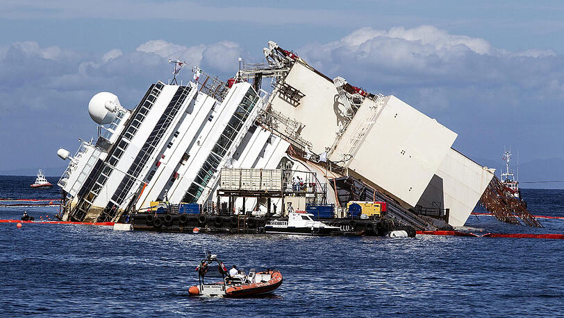 Fünf Jahre nach Havarie der Costa Concordia wurde der Kapitän zu einer langen Haftstrafe verurteilt. Fünf Jahre nach Havarie der Costa Concordia wurde der Kapitän zu einer langen Haftstrafe verurteilt.