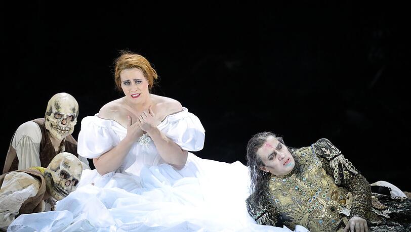 Rachel Villis Sorensen (Hélene) und Erwin Schrott (Procida). Rachel Villis Sorensen (Hélene) und Erwin Schrott (Procida).