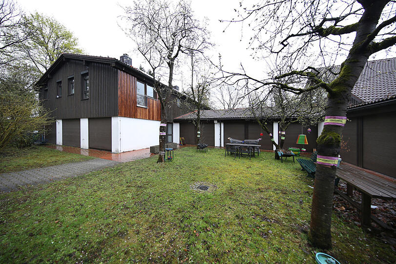Die ehemalige Hausmeisterwohnung ist umgeben von viel Grün. Damit die Kinder und Jugendlichen sich wohlfühlen, wurden die Räumlichkeiten renoviert.
