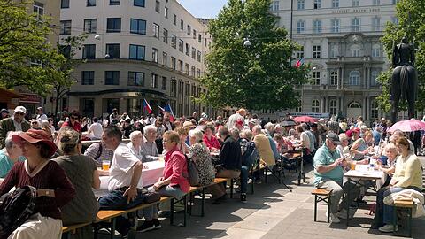 Mit einem Begegnungsfest an einem "langen Tisch", Volksmusik und Tanzaufführungen hat in Brünn (Brno) der 76. Sudetendeutsche Tag begonnen. Mit einem Begegnungsfest an einem "langen Tisch", Volksmusik und Tanzaufführungen hat in Brünn (Brno) der 76. Sudetendeutsche Tag begonnen.