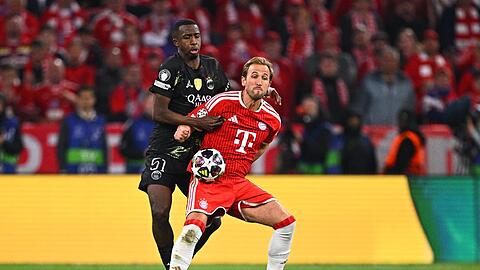 Im Zweikampf: Willian Pacho von Paris Saint-Germain und Bayern-Torjäger Harry Kane (r). Im Zweikampf: Willian Pacho von Paris Saint-Germain und Bayern-Torjäger Harry Kane (r).