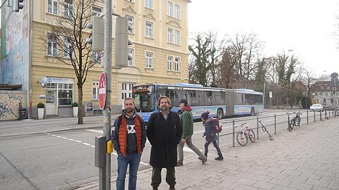 Harald Frank (l.) und Dominik Schieß haben gemeinsam mit weiteren Eltern einen offenen Brief an die Stadt geschrieben. Sie wünschen sich sichere Schulwege für ihre Kinder. Harald Frank (l.) und Dominik Schieß haben gemeinsam mit weiteren Eltern einen offenen Brief an die Stadt geschrieben. Sie wünschen sich sichere Schulwege für ihre Kinder.