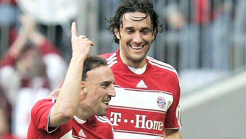 Französisch-italienisches Championat: Franck Ribéry jubelt, Luca Toni freut sich mit ihm Französisch-italienisches Championat: Franck Ribéry jubelt, Luca Toni freut sich mit ihm