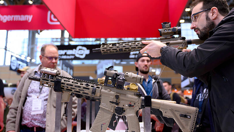 Waffen auf der Fachmesse für Sicherheitstechnologie Enforce Tac 2025. Die Fachmesse für Angehörige von Behörden mit Sicherheitsaufgaben und der Streitkräfte findet vom 24. bis 26. Februar 2025 statt. Nürnberg, 24.02.2025 Bayern Deutschland *** Weapons at the Enforce Tac 2025 trade fair for security technology The trade fair for members of security authorities and the armed forces will take place from February 24 to 26, 2025 Nuremberg, 24 02 2025 Bavaria Germany Copyright: xDwixAnoraganingrumx Waffen auf der Fachmesse für Sicherheitstechnologie Enforce Tac 2025. Die Fachmesse für Angehörige von Behörden mit Sicherheitsaufgaben und der Streitkräfte findet vom 24. bis 26. Februar 2025 statt. Nürnberg, 24.02.2025 Bayern Deutschland *** Weapons at the Enforce Tac 2025 trade fair for security technology The trade fair for members of security authorities and the armed forces will take place from February 24 to 26, 2025 Nuremberg, 24 02 2025 Bavaria Germany Copyright: xDwixAnoraganingrumx