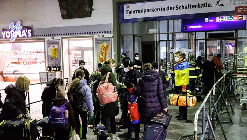 Noch immer kommen täglich etliche Flüchtlinge aus der Ukraine am Münchner Hauptbahnhof an. (Archivbild) Noch immer kommen täglich etliche Flüchtlinge aus der Ukraine am Münchner Hauptbahnhof an. (Archivbild)