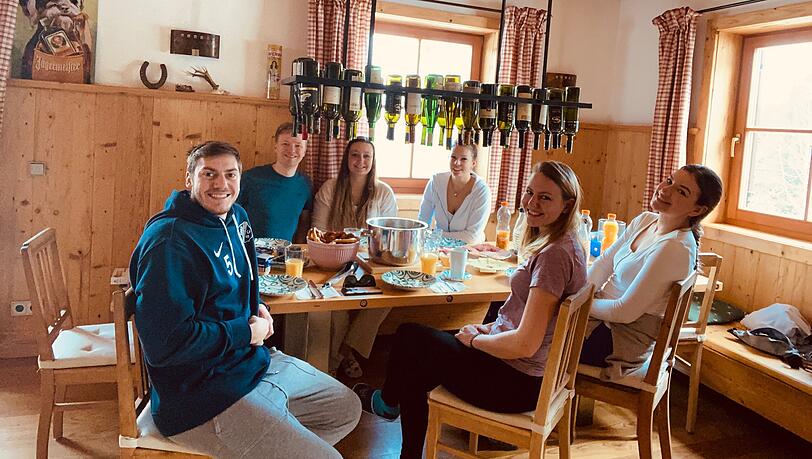 Die Gewinnergruppe bei einem gemeinsamen Essen. Die Versorgung wurde durch den Skidoo-Shuttle-Service sichergestellt. In der geräumigen, gut ausgestatteten Küche kamen Kochfans voll auf ihre Kosten. Die Gewinnergruppe bei einem gemeinsamen Essen. Die Versorgung wurde durch den Skidoo-Shuttle-Service sichergestellt. In der geräumigen, gut ausgestatteten Küche kamen Kochfans voll auf ihre Kosten.