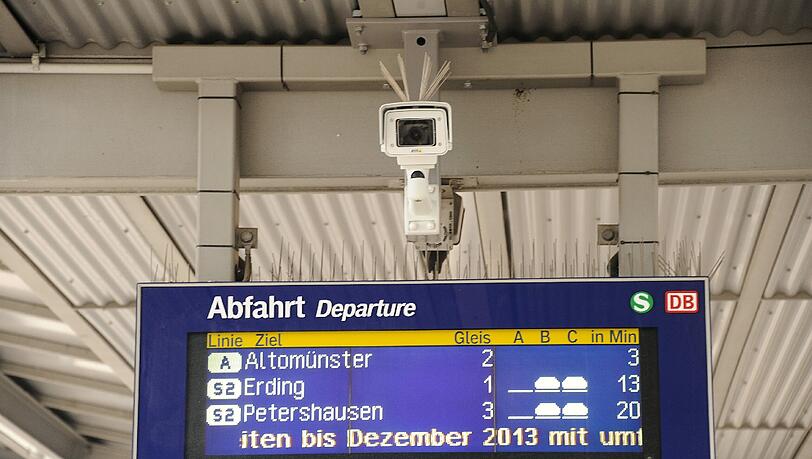 Beim Lesen der Infotafel bitte lächeln: Eine fest installierte Überwachungskamera am S-Bahnhof Dachau. Beim Lesen der Infotafel bitte lächeln: Eine fest installierte Überwachungskamera am S-Bahnhof Dachau.