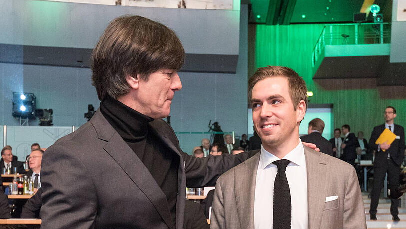 Lahm mit Bundestrainer Joachim Löw im November beim DFB-Bundestag. Lahm mit Bundestrainer Joachim Löw im November beim DFB-Bundestag.