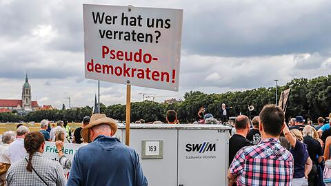 In der Spitze 180 Personen nahmen an der "Stoppt das Heizungsgesetz"-Demo auf der Münchner Theresienwiese teil. In der Spitze 180 Personen nahmen an der "Stoppt das Heizungsgesetz"-Demo auf der Münchner Theresienwiese teil.