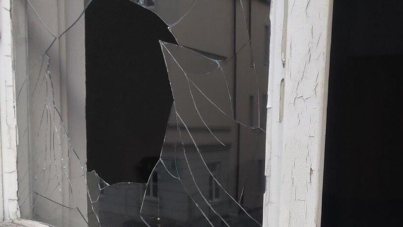 Das Werk von Unbekannten: Am TamS Theater gingen vier Fenster zu Bruch. Das Werk von Unbekannten: Am TamS Theater gingen vier Fenster zu Bruch.